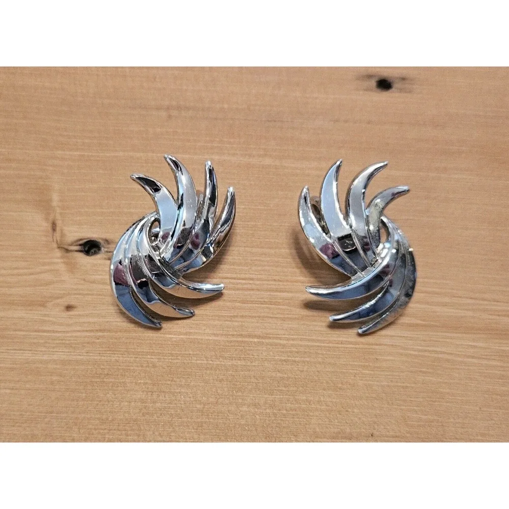 Silver Tone Clip On Earrings Abstract‎ Swirl Statement Jewelry